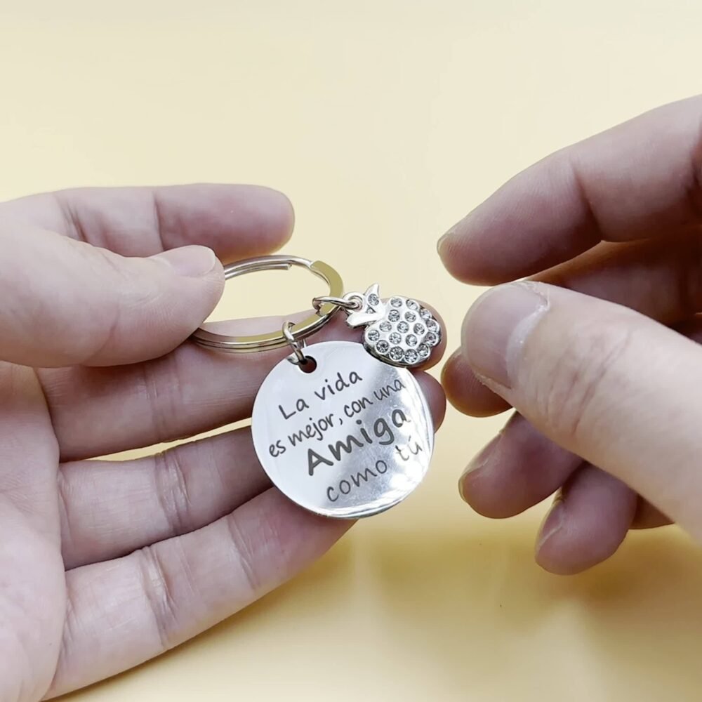 1pc Llavero de Acero Inoxidable con Grabado en Español y Dije de Piña Adornado con Pedrería - Inscripción "La Vida sin Amigos es Como... Con Más Amigos" - Regalo Ideal de Amistad o Cumpleaños para Hombres, Mejor Amigo - Imagen 9
